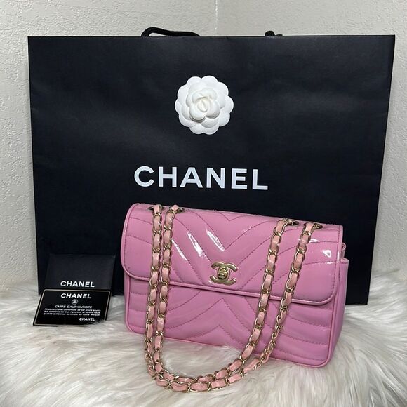 CHANEL Handbags - 💯Authentic Chanel Vernis Shoulder Bag🍀
